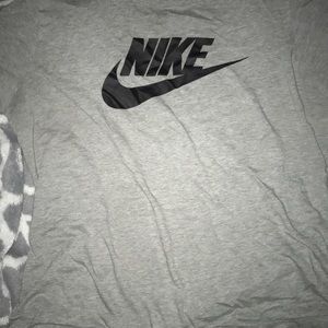 I’m selling a Nike Tee
